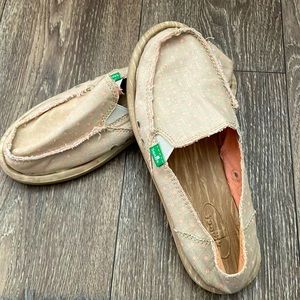 Women’s Sonuk Canvas Slip On, Tan with Pink Polka-Dots